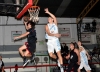 Vuela. Nico Henriques con la acrobacia y la bandeja pasada sobre Amoros.